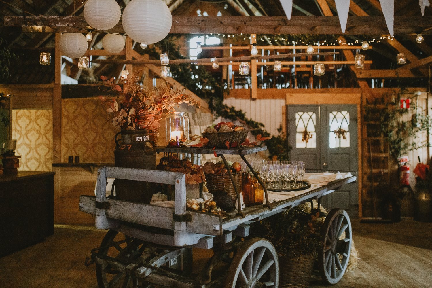 Middagsbuffén uppdukad på en gammal vagn mitt i ladan i Rönnås Lada, under vimplar och papperslyktor.